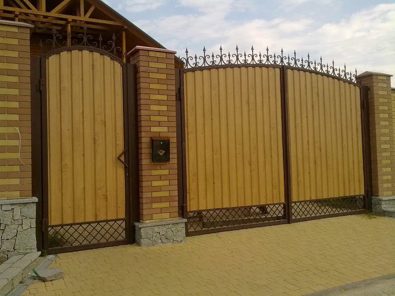 Наша Компания занимается продажей и установкой жалюзи, роллет, ворот