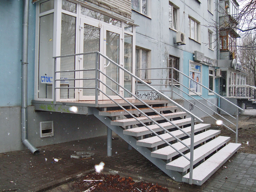 Наша Компания занимается продажей и установкой жалюзи, роллет, ворот