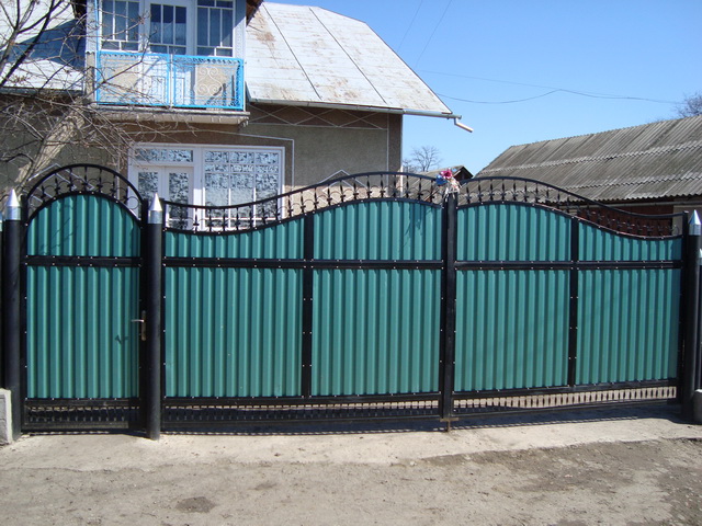 Наша Компания занимается продажей и установкой жалюзи, роллет, ворот