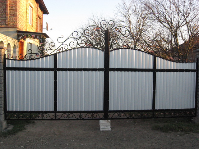 Наша Компания занимается продажей и установкой жалюзи, роллет, ворот