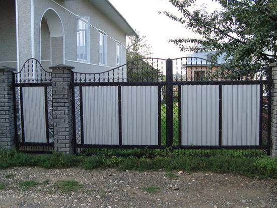 Наша Компания занимается продажей и установкой жалюзи, роллет, ворот