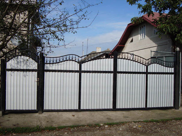 Наша Компания занимается продажей и установкой жалюзи, роллет, ворот