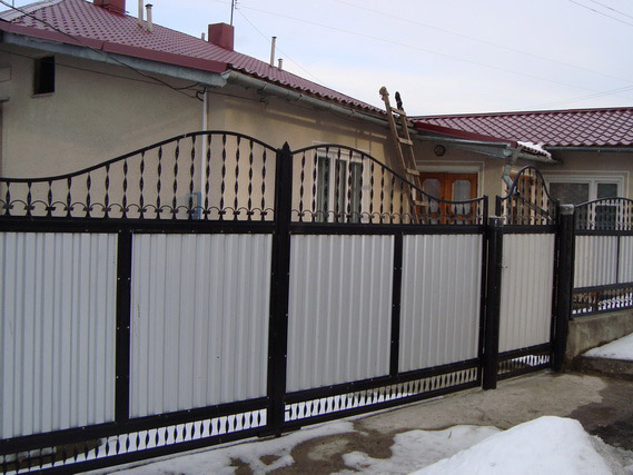 Наша Компания занимается продажей и установкой жалюзи, роллет, ворот