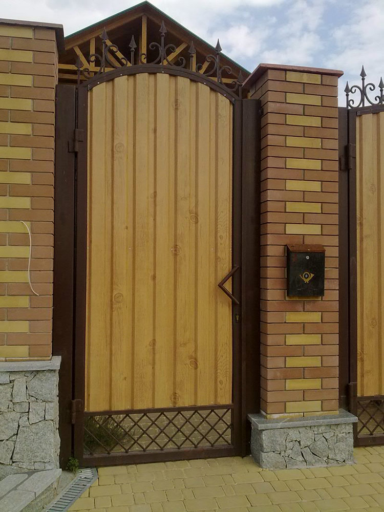 Наша Компания занимается продажей и установкой жалюзи, роллет, ворот