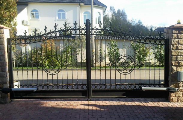 Наша Компания занимается продажей и установкой жалюзи, роллет, ворот